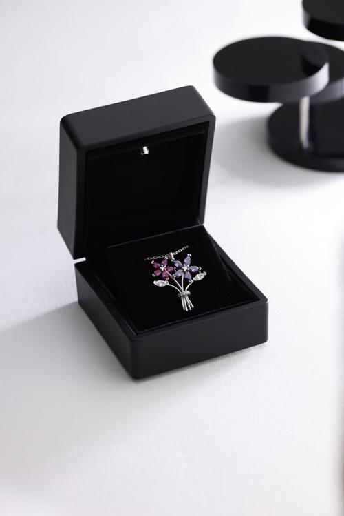 925 Ayar Gümüş Işıklı Kutuda Rodyum Kaplama Kamelya Çiçeği Buketi Kolye