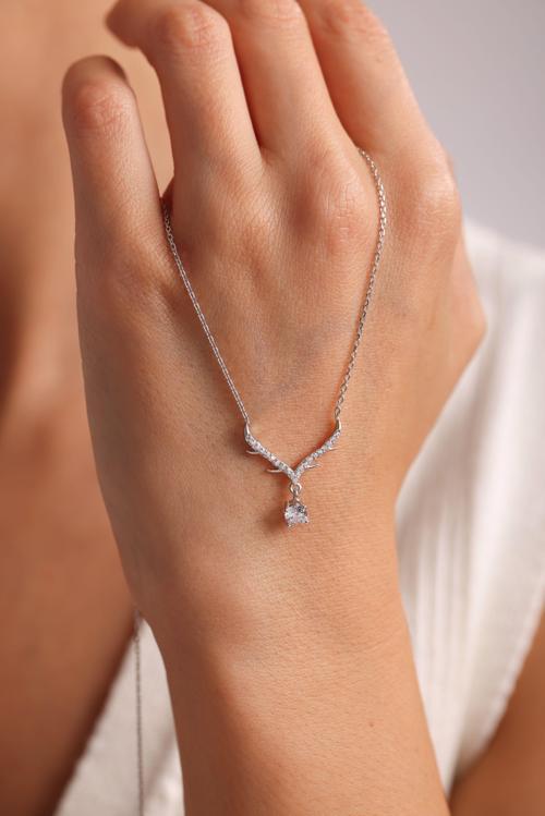 925 Ayar Gümüş Rodyum Kaplama Kanatlı Tektaş Tasarım Kolye