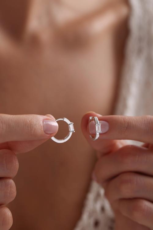 925 Ayar Gümüş Rodyum Kaplama 15 Mm Halka Tektaş Baget Küpe