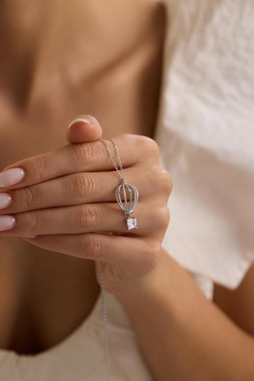 925 Ayar Gümüş Rodyum Kaplama Kare Tektaş Sallantılı Balon Tasarım Kolye