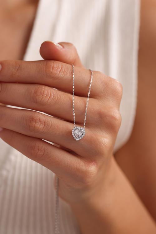 925 Ayar Gümüş Rodyum Kaplama Beyaz Taşlı Kalp Kolye