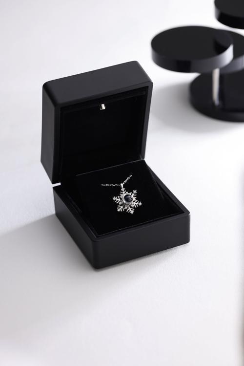 925 Ayar Gümüş Işıklı Kutuda 100 Dilde Seni Seviyorum Kartanesi Kadın Gümüş Kolye