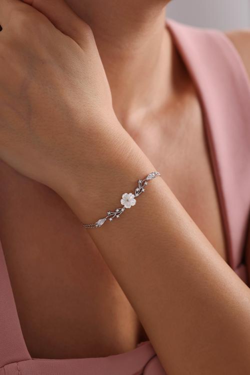 925 Ayar Gümüş Rodyum Kaplama Bahar Işıltılı Manolya Çiçeği Bileklik