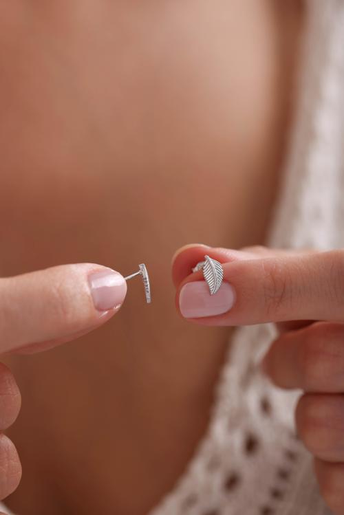 925 Ayar Gümüş Rodyum Kaplama Minik Yaprak Küpe