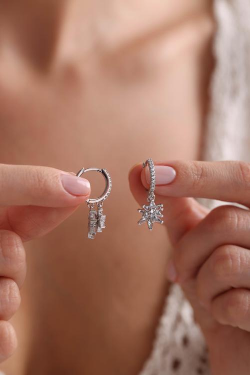 925 Ayar Gümüş Rodyum Kaplama Sallantılı Beyaz Taşlı Çift Lotus Çiçeği Küpe