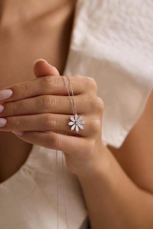 925 Ayar Gümüş Rodyum Kaplama Zirkon Taşlı Kır Çiçeği Kolye