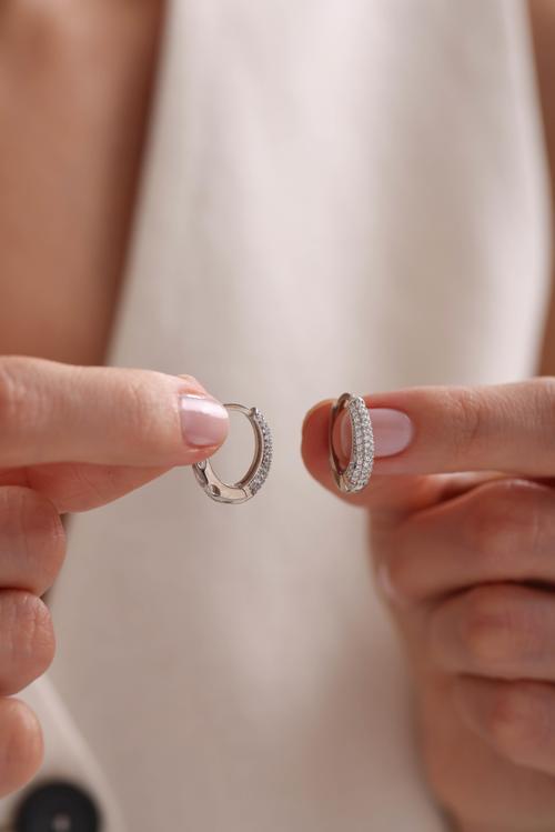 925 Ayar Gümüş Rodyum Kaplama U Model Zirkon Taslı Desenli Küpe