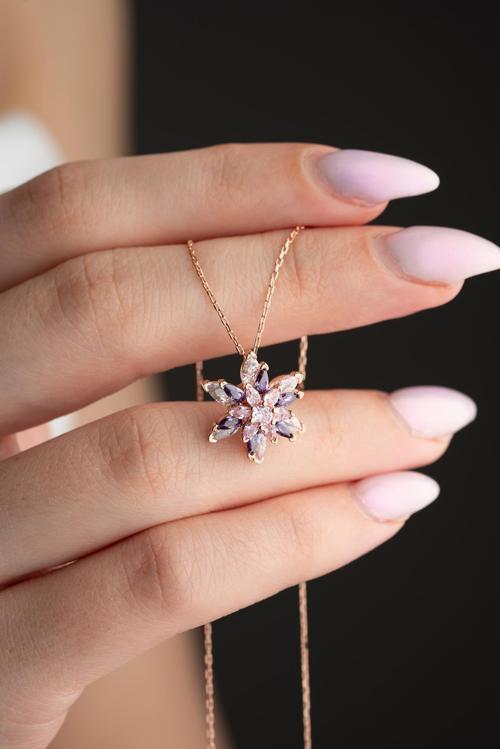 925 Ayar Gümüş Rose Kaplama 4 Katman Üç Renkli Lotus Çiçeği Kolye