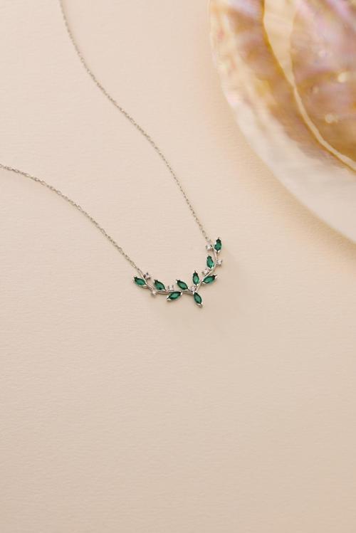 925 Ayar Gümüş Rodyum Kaplama Yeşil Mekik Taşlı Zarif Sarmaşık Kolye