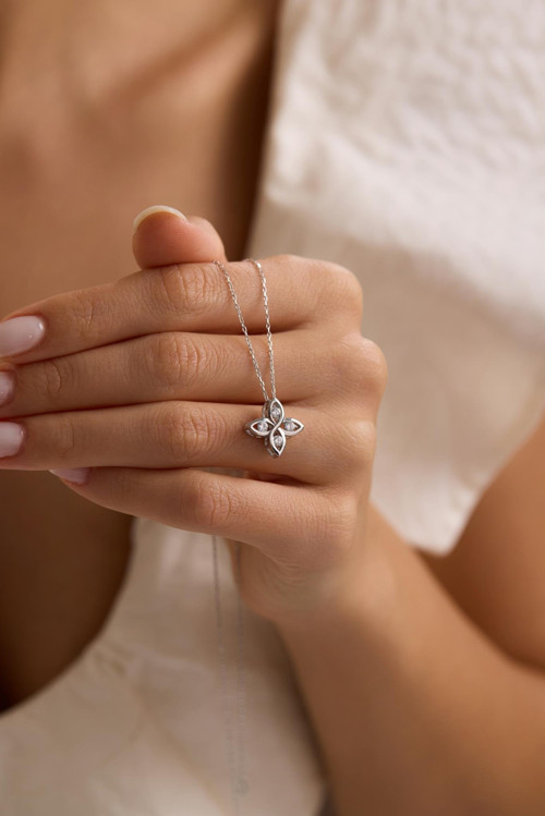 925 Ayar Gümüş Rodyum Kaplama Minimalist Dört Yapraklı Çiçek Motifli Kolye