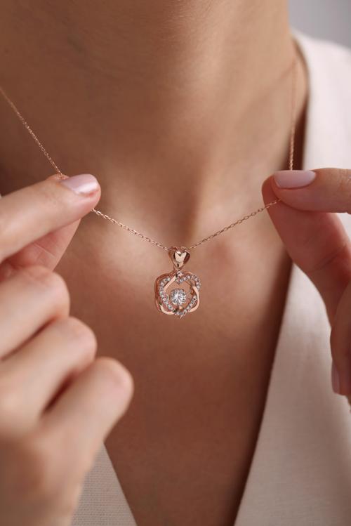 925 Ayar Gümüş Rose Kaplama Hareketli Minik Taşlı Çift Kalpli Model Kolye