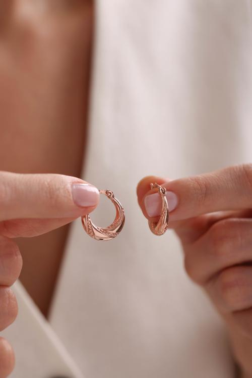 925 Ayar Gümüş Rose Kaplama Taşsız Noktalı Şarnel Küpe