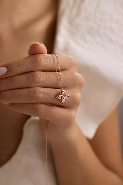 925 Ayar Gümüş Rose Kaplama Minimalist Dört Yapraklı Çiçek Motifli Kolye