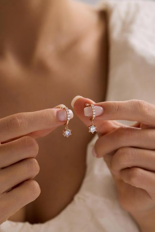 925 Ayar Gümüş Rose Kaplama Tektaş Sallantılı Yarım Tur Küpe