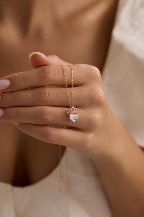 925 Ayar Gümüş Rose Kaplama Beyaz Kalp Taşlı Kraliçe Kolye