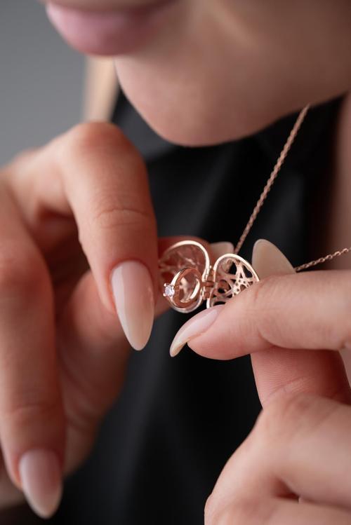 925 Ayar Gümüş Rose Kaplama Tektaş Yüzük Detay Açılabilir Kalp Model Kolye