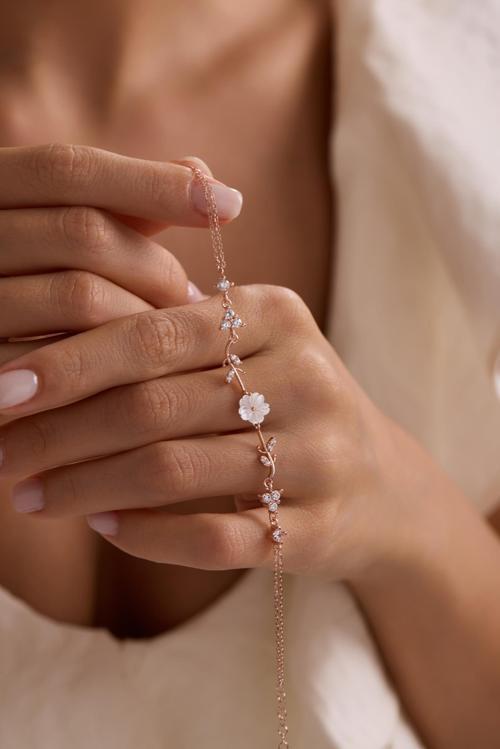 925 Ayar Gümüş Rose Kaplama Tria Taşlı Sevginin Zarafeti Manolya Çiçeği Bileklik