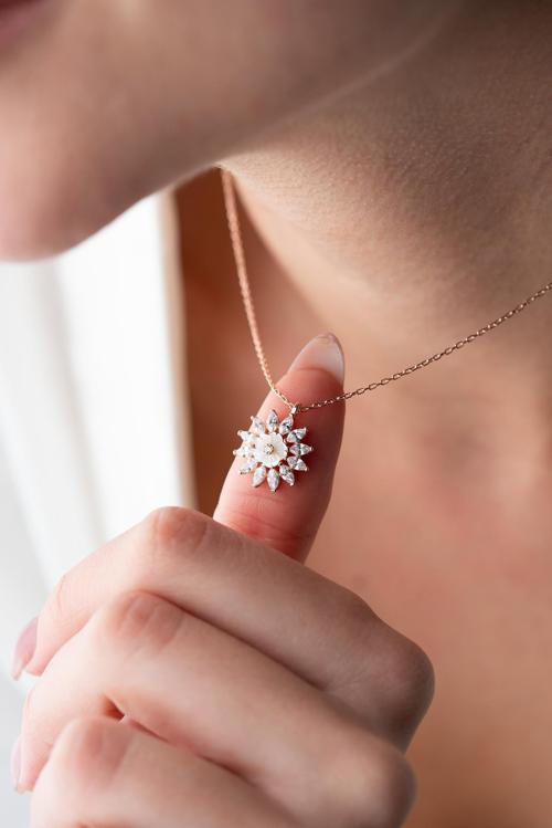 925 Ayar Gümüş Rose Kaplama Mekik Taşlı Manolya Çiçeği Kolye