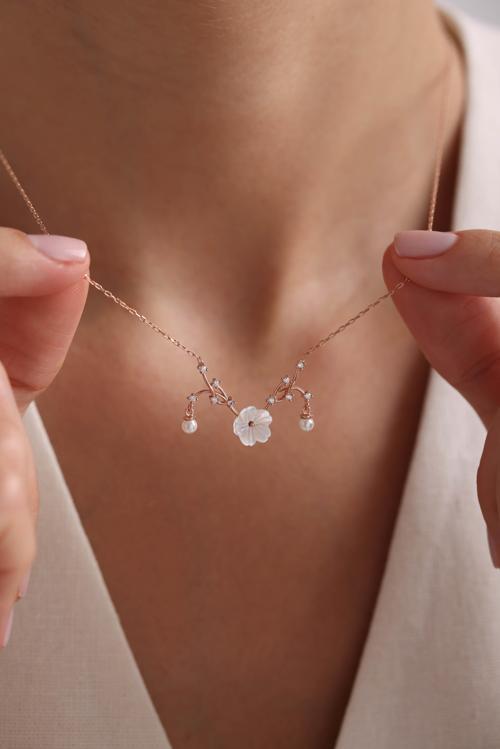 925 Ayar Gümüş Rose Kaplama Minik İncili Manolya Çiçeği Kolye