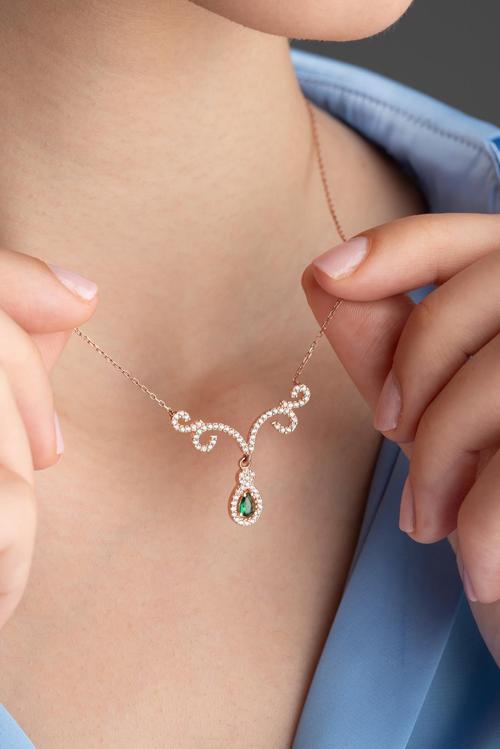 925 Ayar Gümüş Rose Kaplama Yeşil Taşlı Otantik Motifli Kolye