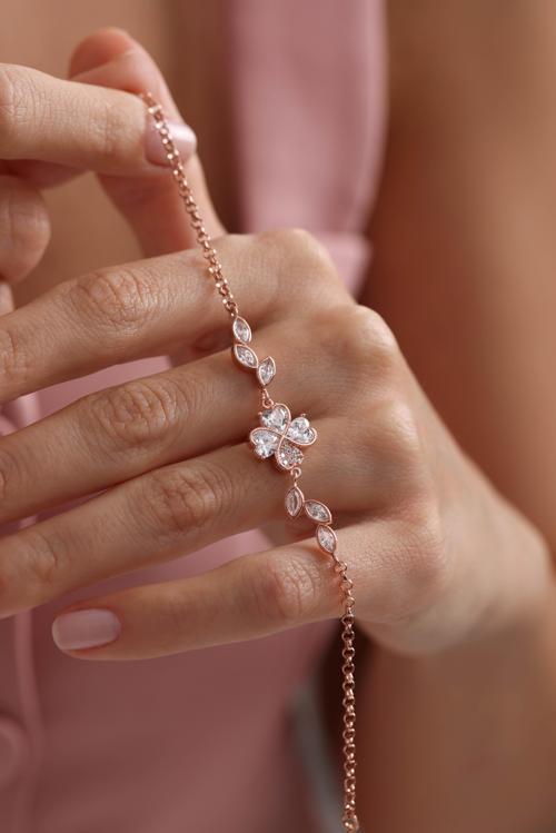 925 Ayar Gümüş Rose Kaplama Doç Zincir Beyaz Taşlı Yonca Bileklik 