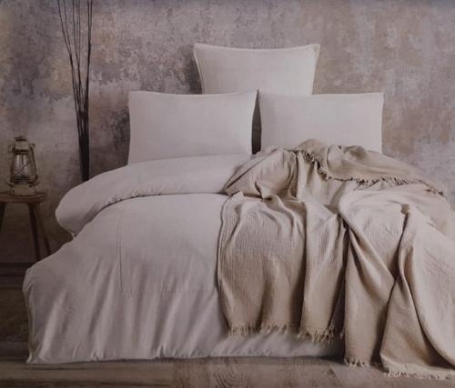 MİLUE ÇİFT KİŞİLİK PİKELİ NAKIŞLI NEVRESİM TAKIMI KREM