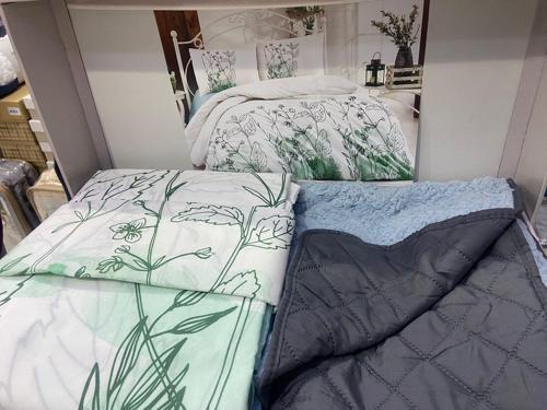 CEYLİN ÇİFT KİŞİLİK NEVRESİMLİ ÖRTÜ SETİ YEŞİLBAHAR GRİ MİNT