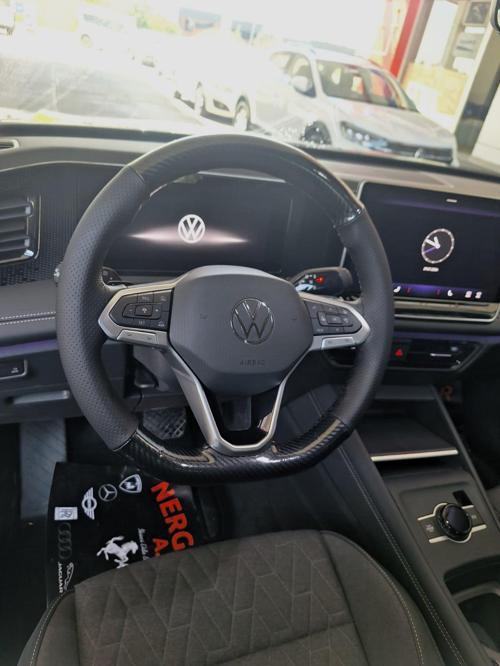 Volkswagen Golf 8 Caddy 2022 Direksiyon Kılıfı (5D Karbon Noktalı Siyah Dikişli)