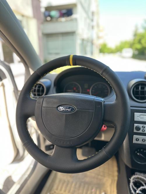 Ford Fiesta 2005-2010 ÇIKINTISIZ Araca Özel Direksiyon Kılıfı (Nokta Düz Sarı Yüzük)
