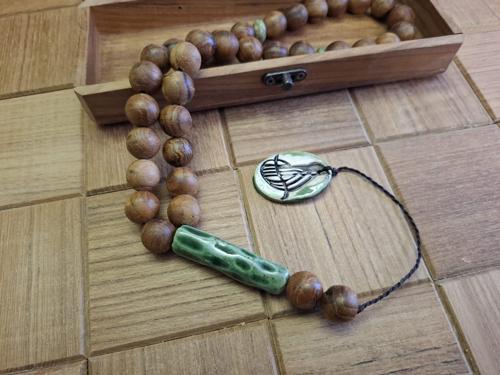 El Yapımı Teak Ağacı ve Seramik Tasarımlı Tespih