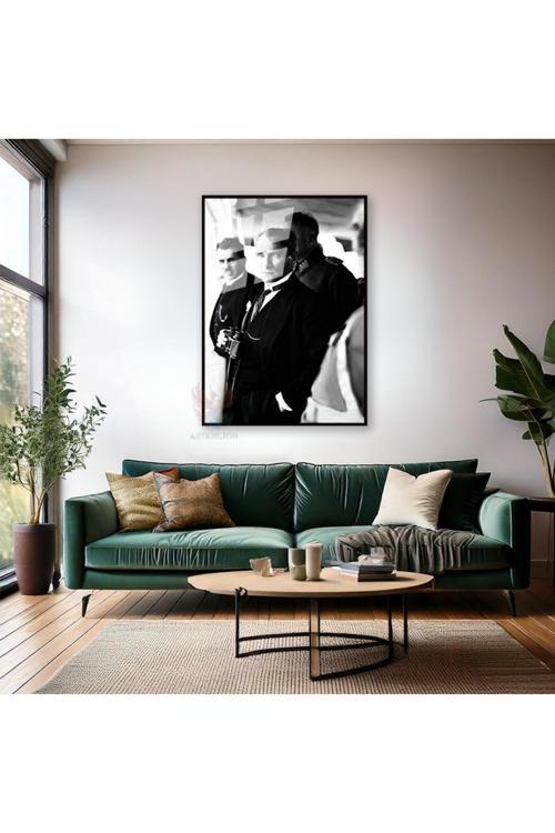 Dürbün Tutan Atatürk Görseli Metal Çerçeveli Cam Tablo Siyah Beyaz Atatürk Görseli Dikey Tablo