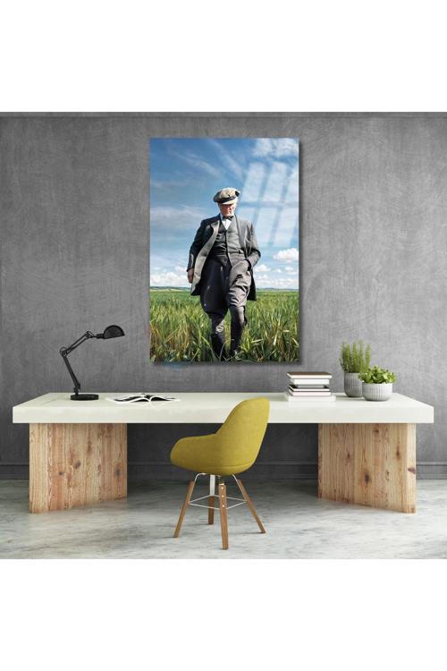 Tarlada Yürüyen Atatürk Görseli Cam Tablo Dikey Tablo Renkli Atatürk Tablosu