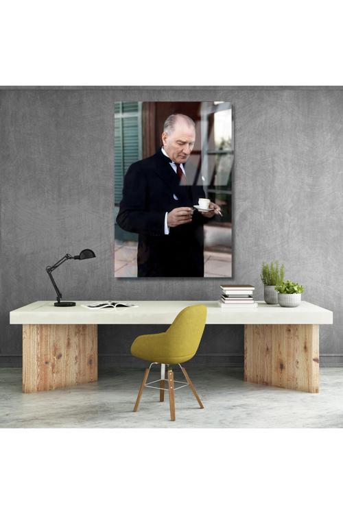 Renklendirilmiş Atatürk Cam Tablo Modeli Kahve İçen Atatürk Dikey Duvar Tablosu Ofis Ev Dekoru