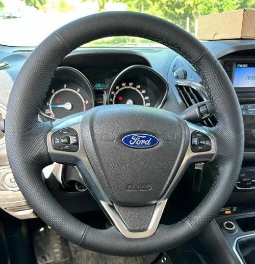 FORD FİESTA ARACA ÖZEL DERİ DİREKSİYON KILIFI-PLASTİK DERİSİZ TUŞLU DİREKSİYON(2011-2015)