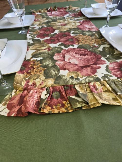 İki Tarafı Fırfırlı Runner Çiçekli