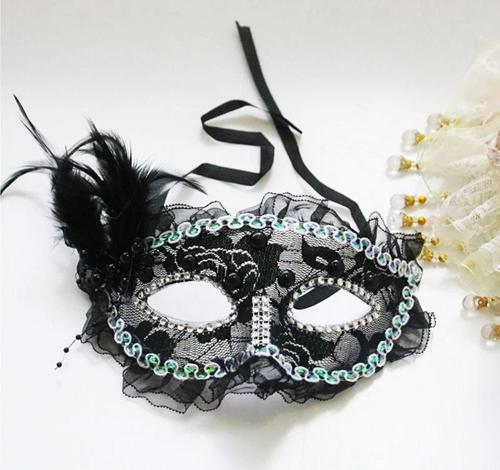 Siyah Renk Yandan Tüylü İnci İşlemeli Taşlı Dantelli Parti Maskesi 17x12 cm