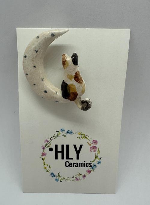 Benekli Kedi ve Ay Seramik Yaka İğnesi