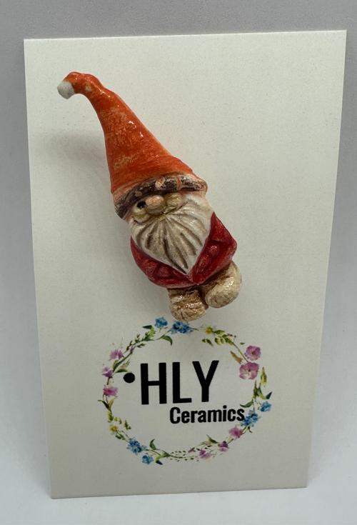 Turuncu Şapkalı Cüce Seramik Yaka İğnesi