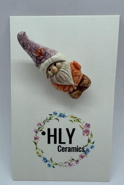 Mor Şapkalı Cüce – El Yapımı Seramik Yaka İğnesi