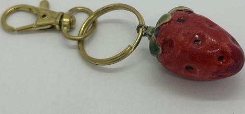 SERAMİK ÇİLEK ANAHTARLIK