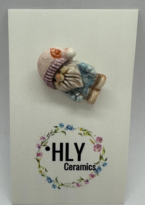 Pembe Bereli Cüce – El Yapımı Seramik Yaka İğnesi