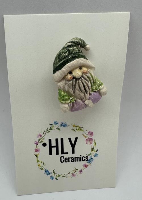 Yeşil Şapkalı Cüce – El Yapımı Seramik Yaka İğnesi