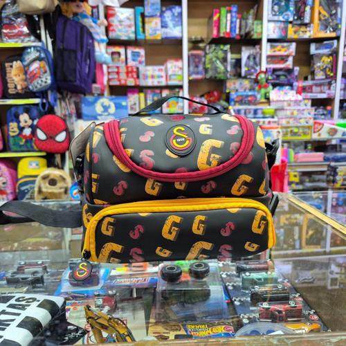 GS YAZI DETAYLI SUNİ DERİ BESLENME ÇANTASI