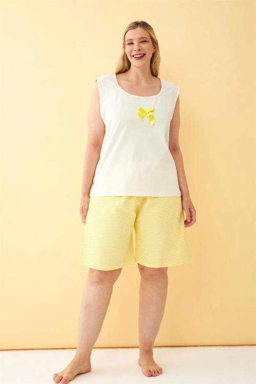 Giyim Kadın Beyaz Kurdele Detaylı Sarı Çizgili Şortlu Büyük Beden Pijama Takımı