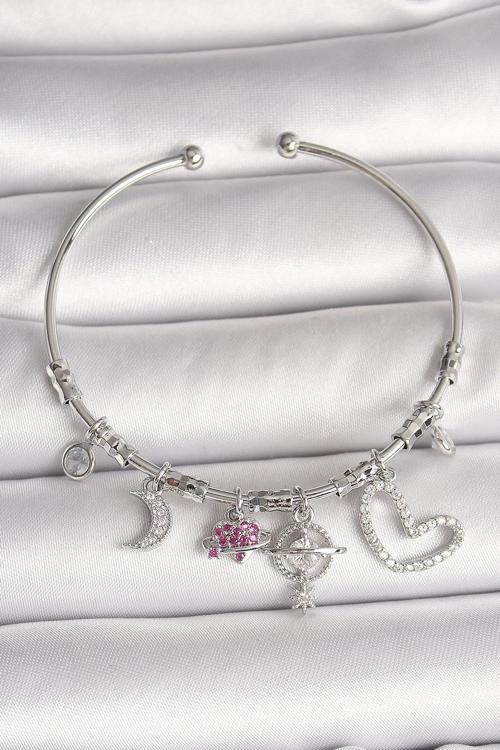 BFS Pirinç Gümüş Renk Sallantı Zirkon Taşlı Gezegen Figür Kalp Detay Charm Kadın Bileklik