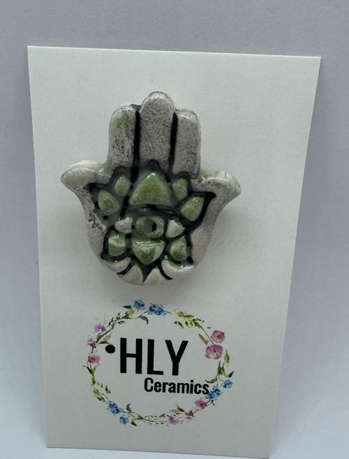 Yeşil El Sembollü Seramik Yaka İğnesi