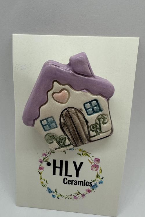 Mor Çatılı Ev – El Yapımı Seramik Yaka İğnesi / Broş