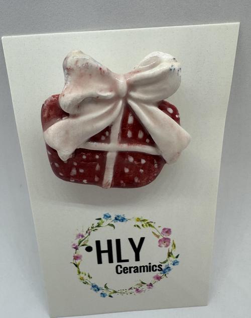 Kırmızı Hediye Paketi Formunda Seramik Yaka İğnesi / Broş