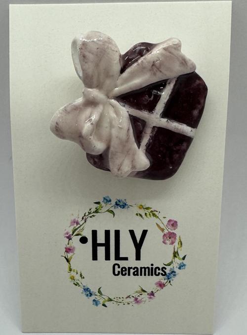 Mor Hediye Paketi Formunda Seramik Yaka İğnesi / Broş