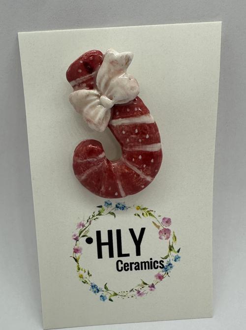 Kırmızı Fiyonklu Baston Formunda Seramik Yaka İğnesi / Broş